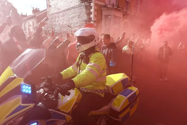 Un policier souffre d’une grave blessure au visage et dix personnes sont arrêtées après le match Liverpool-Manchester City