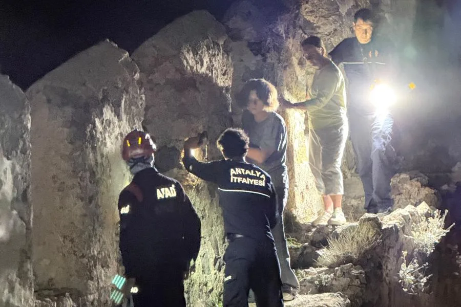 Three Russian Tourists Rescued After Becoming Trapped at Alanya Castle