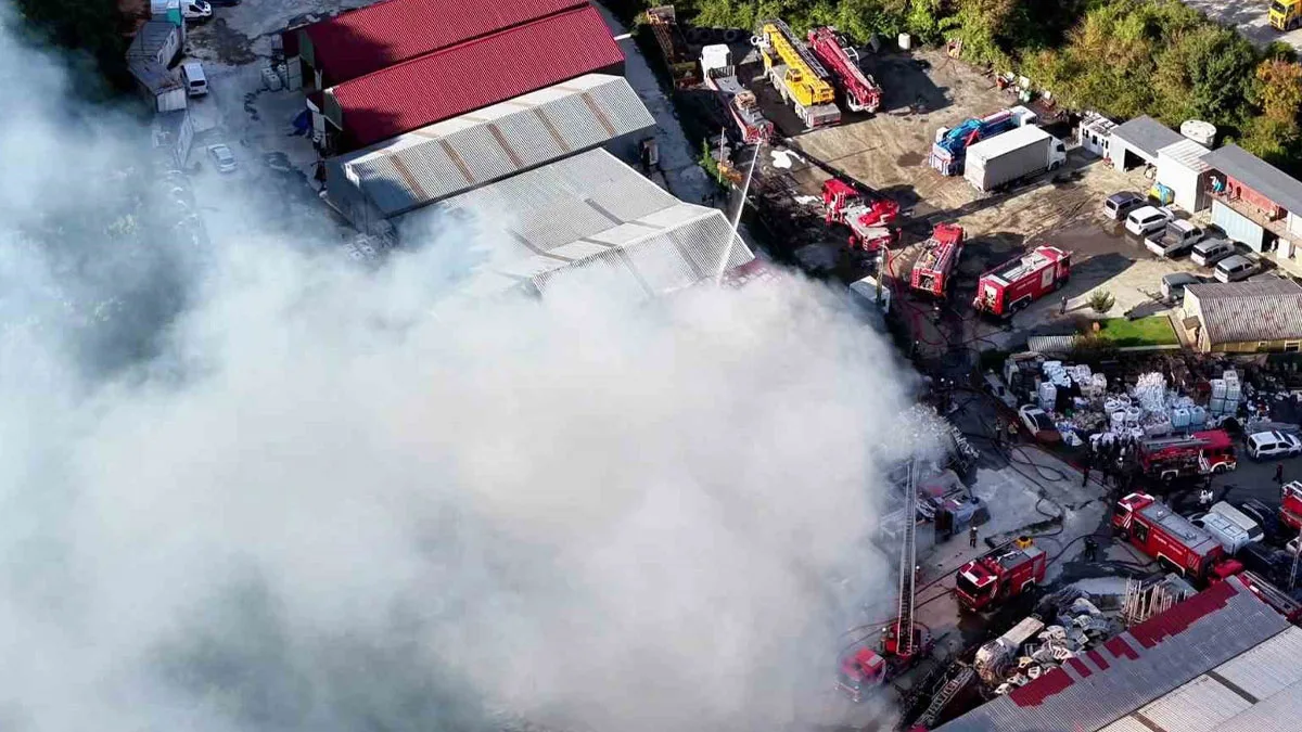 Un incendie éclate dans un entrepôt de véhicules à Eyüpsultan, Istanbul